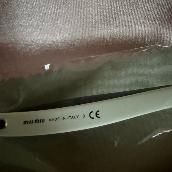 Chic Miu Miu sunglasses. - Picture 6 of 6